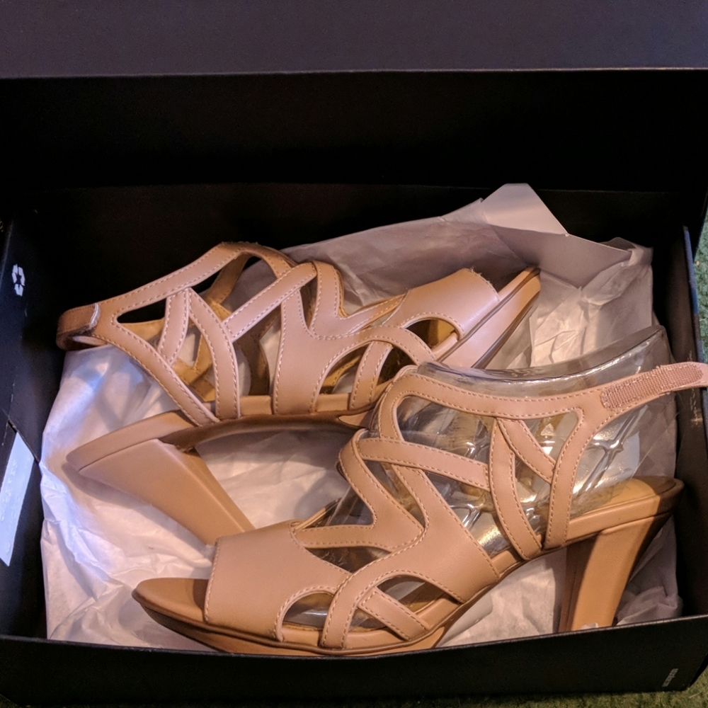 NWB never worn Natrualizer Dakota Taupe heels